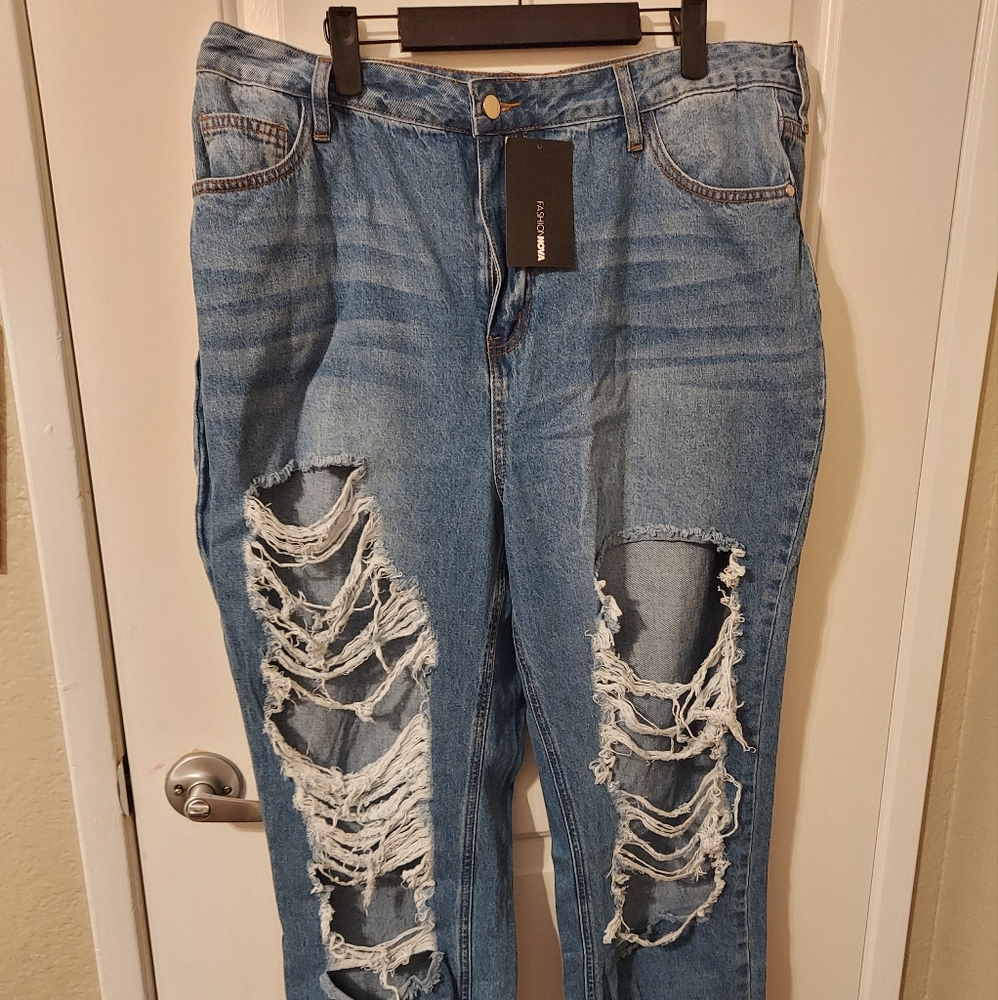 Nwt Fashion Nova ripped jeans